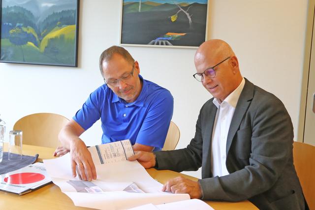Beraten im Team: Thomas Schaub, Leiter Baurechtsamt (l.), und Dezernent Michael Loritz