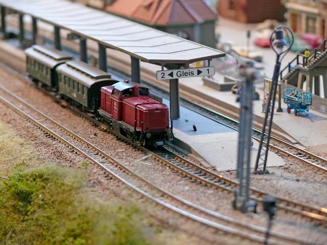 Personenzug auf Gleis 2, im Vorspann die Diesellok V 100. | Foto: Alfred Schramm