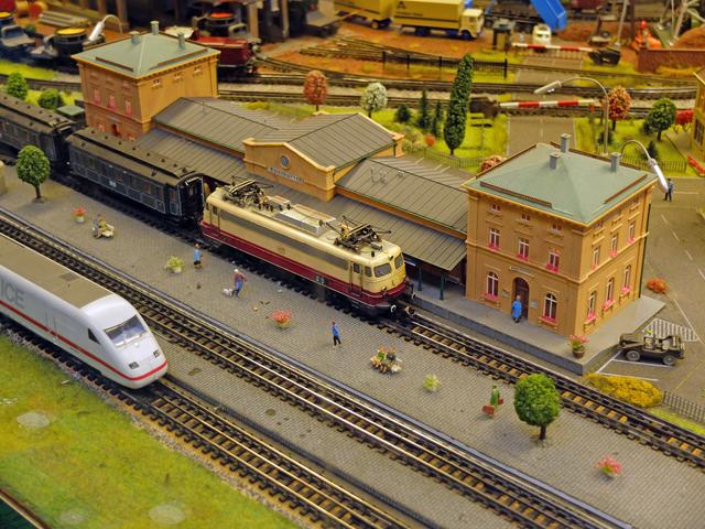 Ausschnitt einer "TRIX EXPRESS" - Schauanlage, wie man sie teilweise heute noch in den Bahnhofshallen (große Bahnhöfe) stehen sieht. Nach Einwurf einer Münze, setzten sich die Züge in Betrieb und das Kind im Manne erwacht wieder. | Foto: Alfred Schramm