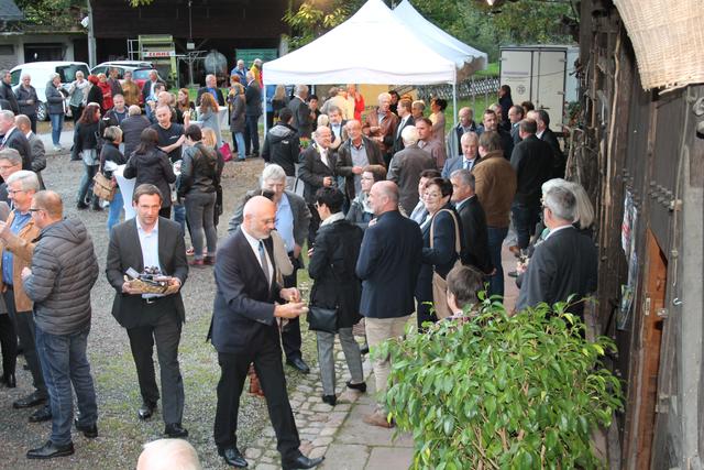 Sektempfang im Freien, die eigentliche Verabschiedung erfolgte dann im Fürstenberger Hof. | Foto: Glaser