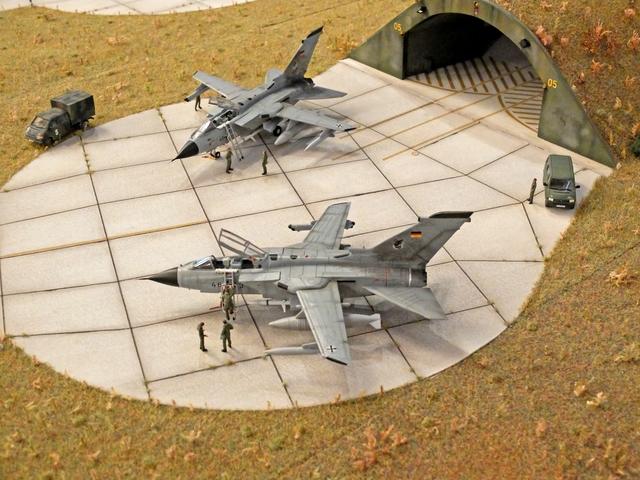 Tornados der Bundes Luftwaffe vor einem Flugzeughangar. Gebau von Mitgliedern des französischen Modellbauclub „Maquettiste de Strasbourg.“  | Foto: Alfred Schramm