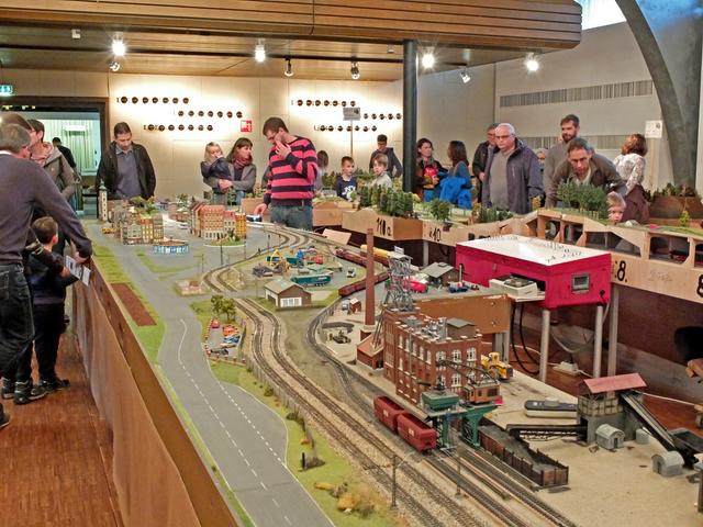 Es wird genau hingeschaut, was es so auf den Modellbahnwelten zu sehen gibt. | Foto: Alfred Schramm