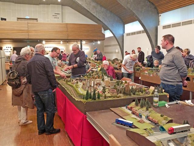 Andächtig hören die Besucher zu, was es da zu erzählen gibt. | Foto: Alfred Schramm