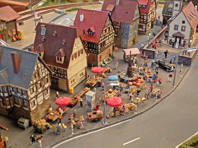 Emsiges Treiben auf dem Markt der Modellbahnstadt. | Foto: Alfred Schramm