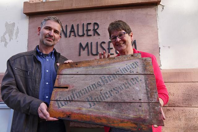 Ute Scherb gemeinsam mit Stefan Bathe, der auf die alte Maschine und das Holzschild aufmerksam geworden ist.  | Foto: Stadt Kehl