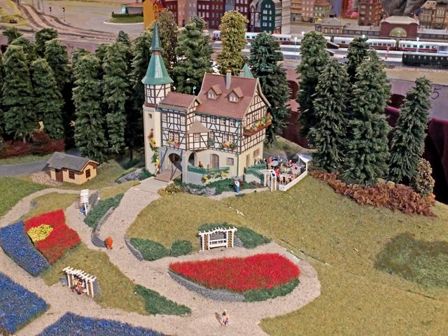 Das Jagdschloss "Falkeneck" von der Firma Faller lädt zum Verweilen ein. | Foto: Alfred Schramm