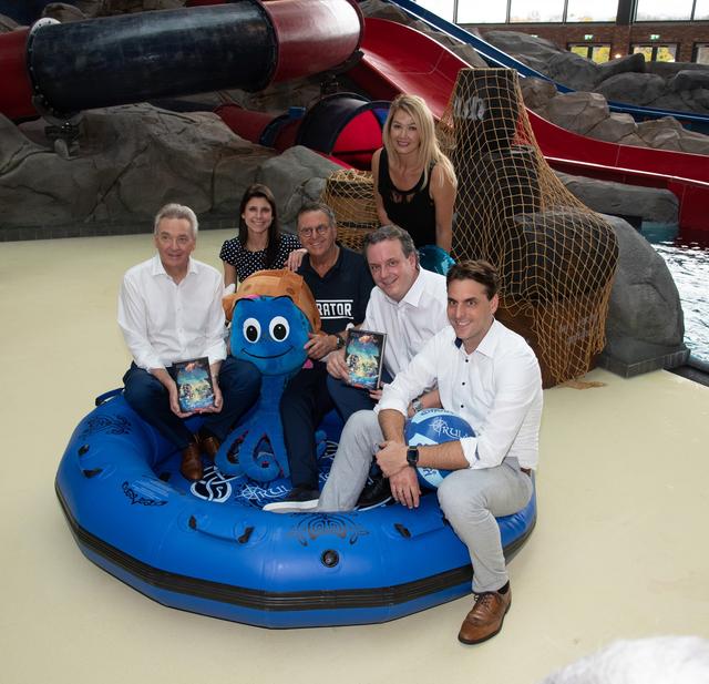 Von links: Jürgen Mack, Ann-Kathrin Mack, Roland Mack, Franziska van Almsick, Michael Mack und Thomas Mack präsentieren den Roman zu der Geschichte der Insel Rulantica. | Foto: Europa-Park