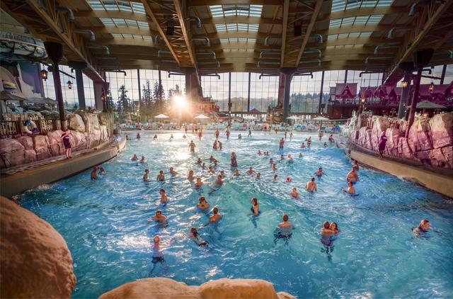 In dem Themenbereich "Lumåfals" lockt unter anderem das riesige Wellenbad „Surf Fjørd". | Foto: Europa-Park