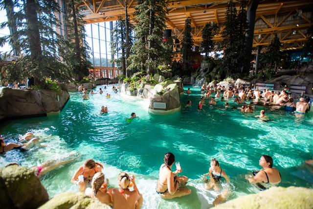 Wasserfälle und Sprudelliegen machen die Skog Lagune zu einer Oase.  | Foto: Europa-Park