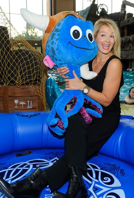 Der beliebte Schwimmstar Franziska van Almsick ist ein großer Fan des süßen Rulantica-Charakters Snorri. | Foto: Europa-Park