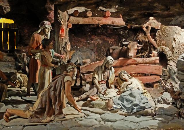 Krippenlandschaft "La Grande Créche de Madrid".
Maria im Krippenstall nicht stehend oder sitzend sondern liegend vom Künstler modelliert.

 | Foto: Alfred Schramm