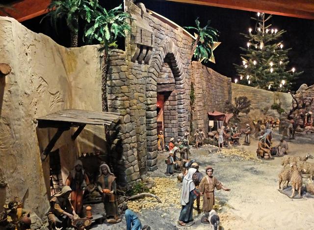 Krippenlandschaft "La Grande Créche de Madrid".
Reges Treiben herrscht vor der Stadtmauer. | Foto: Alfred Schramm