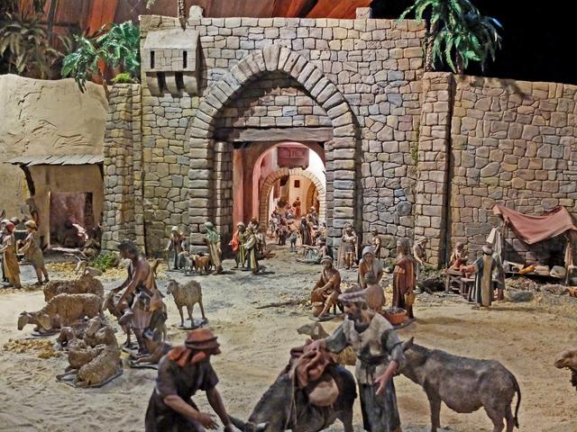 Krippenlandschaft "La Grande Créche de Madrid".
Der Blick durchs Tor ist einzigartig.  | Foto: Alfred Schramm