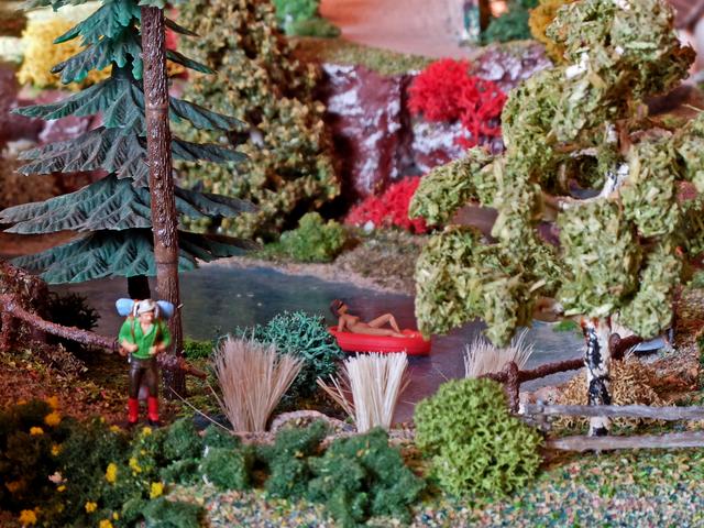 Oh,oh,oh! Was man als Wandersmann so alles zu sehen bekommt. 
Sie hat ein knallrotes Gummiboot. Mit diesem Gummiboot fährt sie hinaus...!
 | Foto: Alfred Schramm