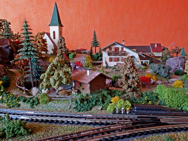 Die kleine Hütte am See, da läßt es sich gut leben!
In der Mitte, das Chalet des Pfarrers, der es nicht weit zu seinem Arbeitsplatz, der Dorfkirche hatte. Das Kirchlein ist mit einem  Geläut (bimm, bimm,bimm) ausgestattet und kostete seinerzeit 12.50 DM. | Foto: Alfred Schramm