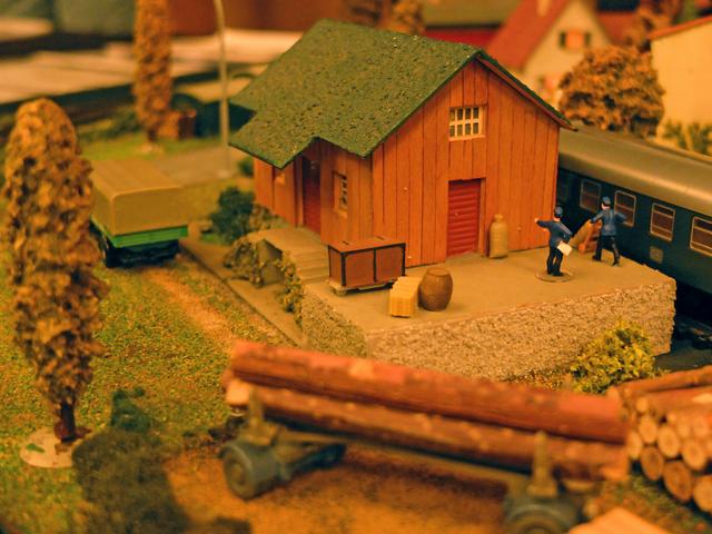 Das waren noch echte Deutsche Bundesbahner. 
Ein wunderbarer kleiner Güterschuppen, der ideal zu kleinen Anlagen passt und 1956 auf den Markt kam.  | Foto: Alfred Schramm