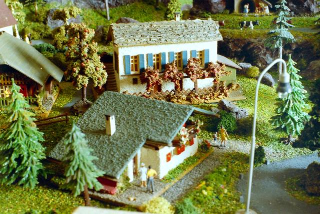Zwei schmucke Fallerhäuschen. Im Vordergrund ein kleines Chalet (9,75 DM) und im Hintergrund das "Tessiner Haus" (12,50 DM).
Preisliste von 1952. Man sieht, auch damals war die Modelleisenbahn kein billiges Hobby. | Foto: Alfred Schramm