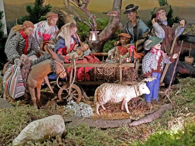 Maria mit dem Jesuskind im Leiterwagen. Bei der Ausstellung sieht man die unterschiedlichsten Darstellung der heiligen Familie. | Foto: Alfred Schramm