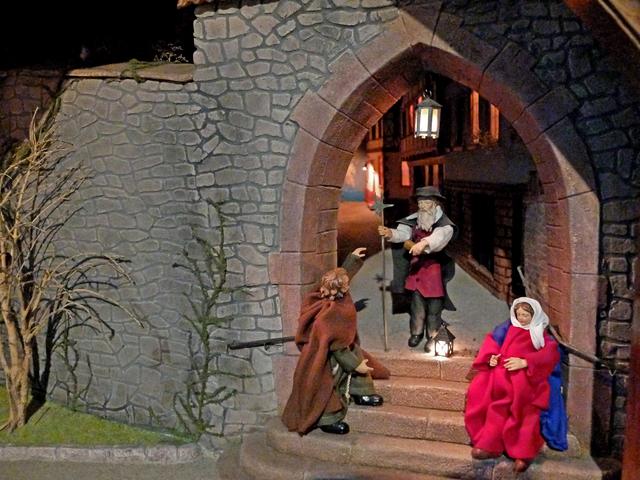 Josef und die hochschwangere Maria werden barsch vom Torwächter abgewiesen. Nun ja, da hat sich manches bis heute nicht verändert! | Foto: Alfred Schramm