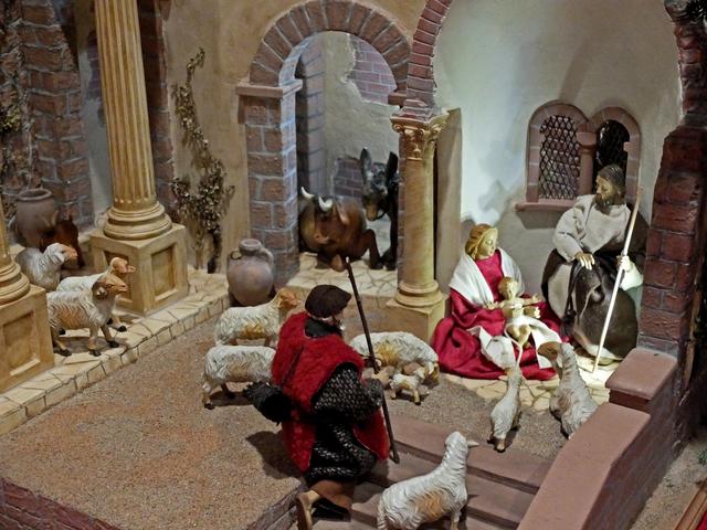 Man kann bloß staunen mit welchem handwerklichen Geschick (siehe z.B. die Säulen) diese krippe erstellt wurde. | Foto: Alfred Schramm