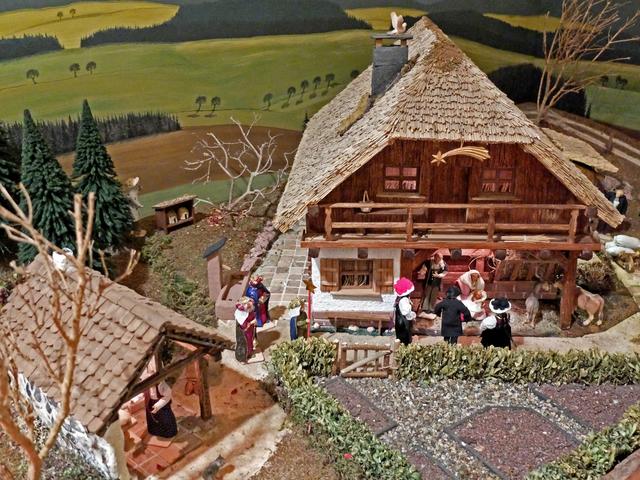 Maria und Josef im Stall eines Schwarzwaldhauses. Davor eine Familie in Gutacher Tracht.  | Foto: Alfred Schramm