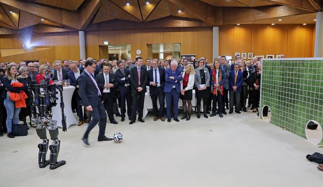 Volker Schebesta beim Torwandschießen | Foto: LRA