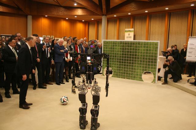 Winfried Lieber beim Torwandschießen | Foto: rek