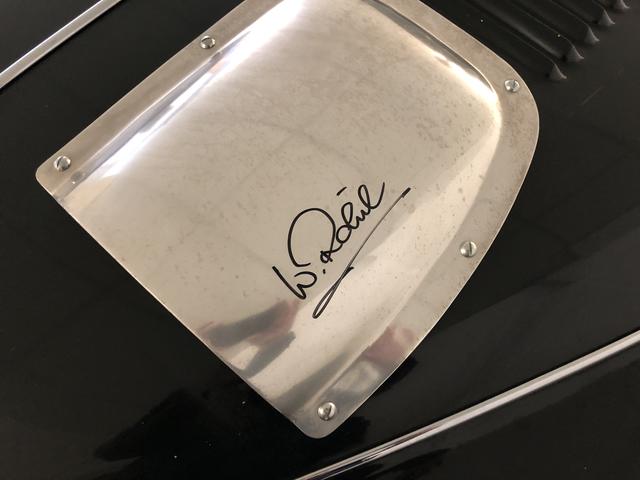 Rallye-Legende Walter Röhrl hat auf einem Jaguar unterschrieben | Foto: gro