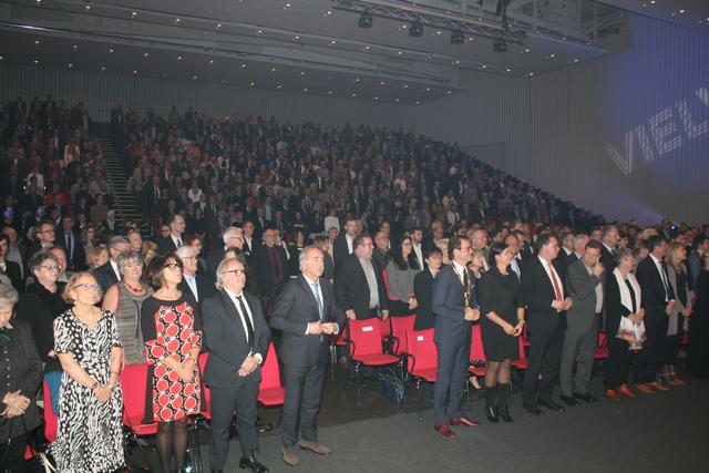 Während der Europahymne standen alle Besucher auf | Foto: gro