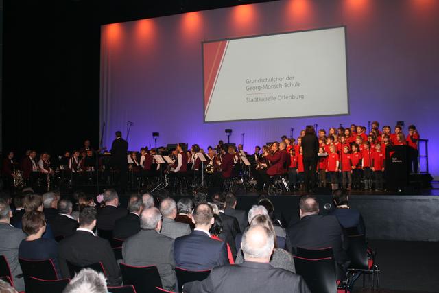 Der Grundschulchor der Georg-Monsch-Schule und die Stadtkapelle begeisterten die Besucher. | Foto: gro