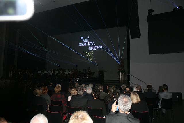 Mit einer Lasershow wurde die Verleihung der Bürgermedaille angekündigt. | Foto: gro