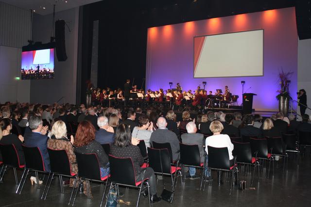 Die Stadtkapelle spielt zum Abschluss die Europahymne. | Foto: gro