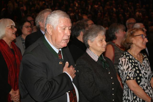 Engelbert Maier aus Weiz singt das "Badnerlied" aus vollem Herzen mit. | Foto: gro