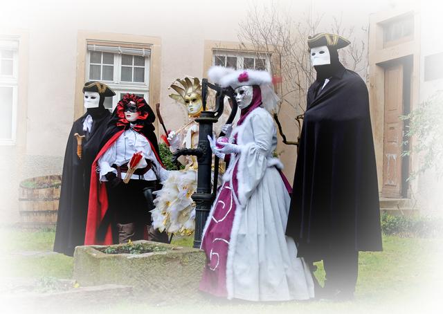 Bitte lächeln! Geht leider nicht hinter den Masken. | Foto: Alfred Schramm