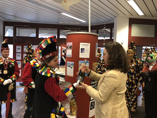 Ein Geschenk für die Gastgeberin... | Foto: gro