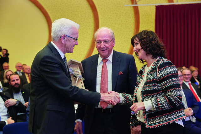 Zum Abschied ein eigengefertigtes Vogelhäuschen: Ministerpräsident Winfried Kretschmann mit Hans Weber und Hedi Weber-Mühleck | Foto: "WeberHaus"