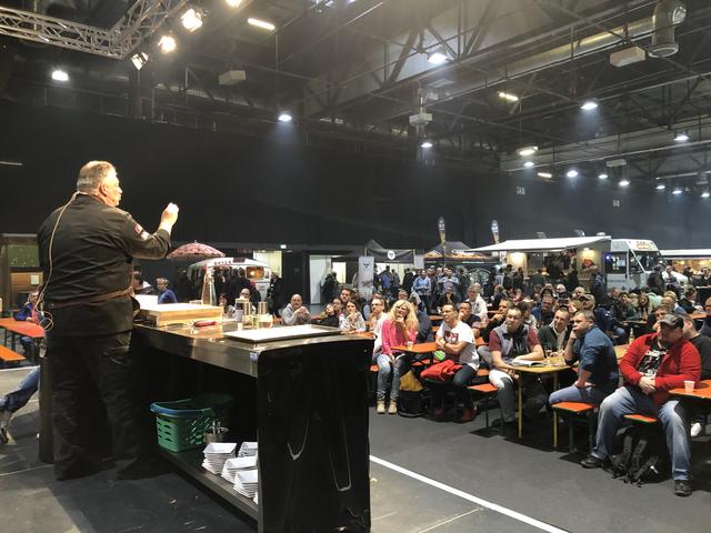 Die Tipps der Grillprofis interessierten viele Besucher.  | Foto: gro