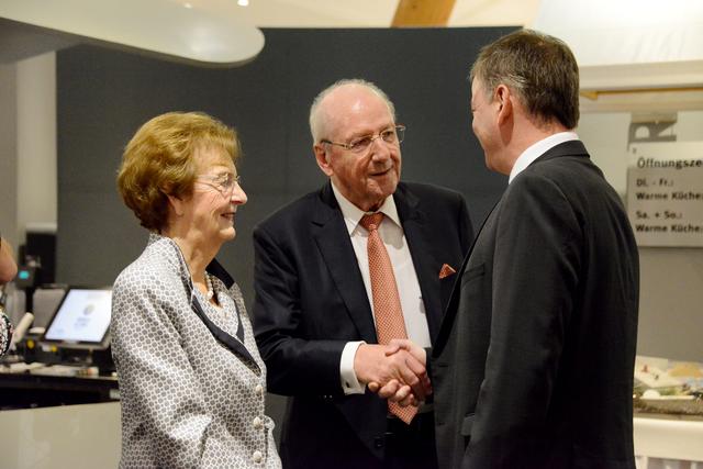 Christel und Hans Weber begrüßen Landrat Frank Scherer (r.). | Foto: mep