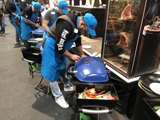 Beim Grillwettbewerb durften auch die Laien ran.  | Foto: gro