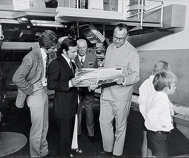 Helmut Kohl (rechts) besucht die Druckerei Burda. | Foto: Hubert Burda Media/Corporate Communication/Archiv