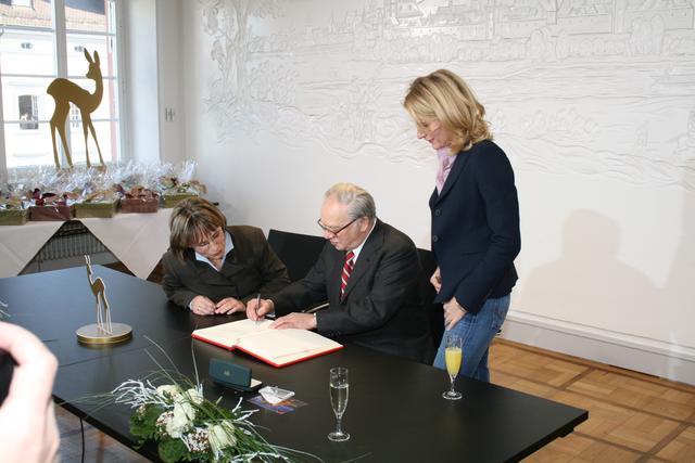 Eintrag ins goldene Buch der Stadt bei Bambi 2009: Edith Schreiner (v. l.), Hubert Burda und Maria Furtwängler | Foto: gro