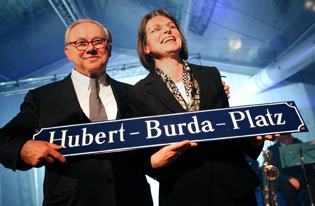 Verleger Hubert Burda wurde von Oberbürgermeisterin Edith Schreiner zu seinem 70. Geburtstag mit dem "Hubert-Burda-Platz" in Offenburger überrascht. | Foto: Hubert Burda Media