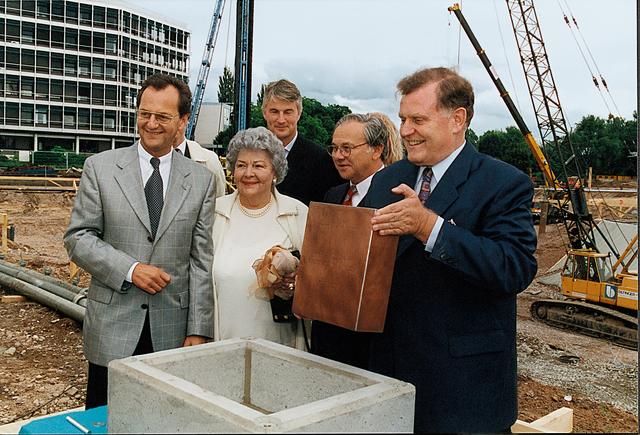 Der damalige OB Wolfgang Bruder (v. l.), Aenne Burda, Architekt Christoph Ingenhoven, Dr. Hubert Burda und Ministerpräsident Erwin Teufel bei der Grundsteinlegung des Medienparks 1998 in Offenburg. | Foto: Hubert Burda Media/Corporate Communications/Archiv
