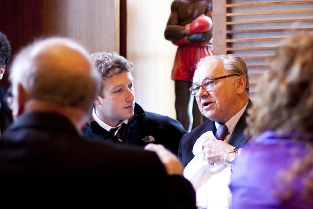 Hubert Burda (rechts) trifft Mark Zuckerberg 2009 in München. | Foto: Flo Hagena/Hubert Burda Media
