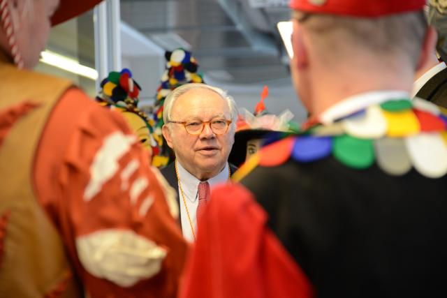 Hubert Burda bekommt in München Besuch von einer Abordnung der Althistorischen Narrenzunft.  | Foto: Sabrina C. Meier/Hubert Burda Media