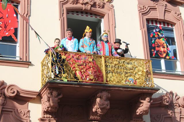 Bürgermeister Oliver Martini, Oberbürgermeister Marco Steffens und Bürgermeister Hans-Peter Kopp (v. l.) auf dem Rathausbalkon. | Foto: mak