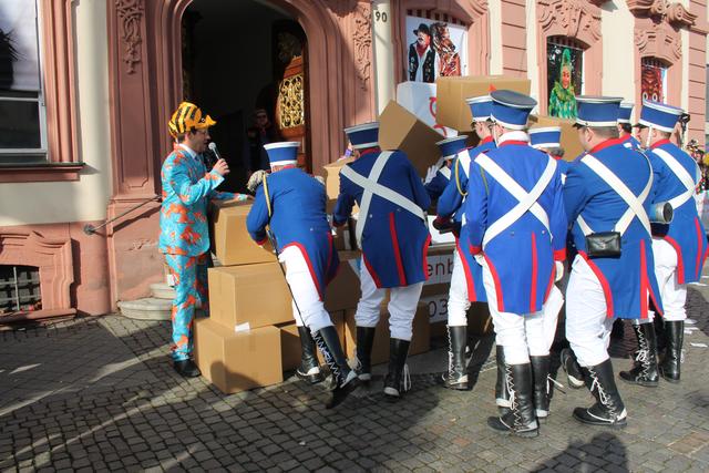 OB Steffens reißt gemeinsam mit der Ranzengarde die Mauer vor der Rathaustür ein. | Foto: mak