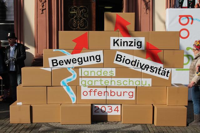 Noch steht die Mauer vor der Rathaustür. | Foto: mak