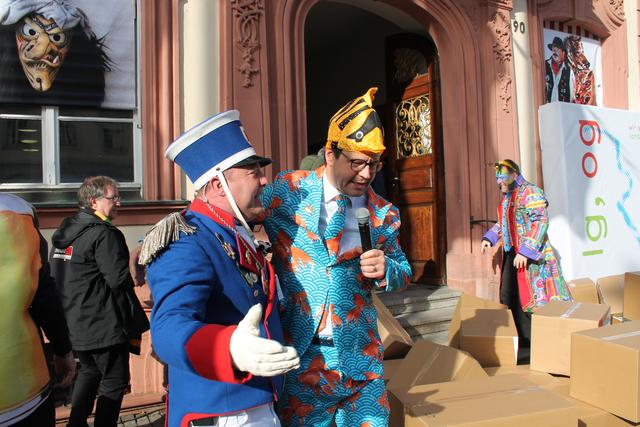 Thomas Simon von der Ranzengarde und OB Steffens bewundern ihr Werk. | Foto: mak