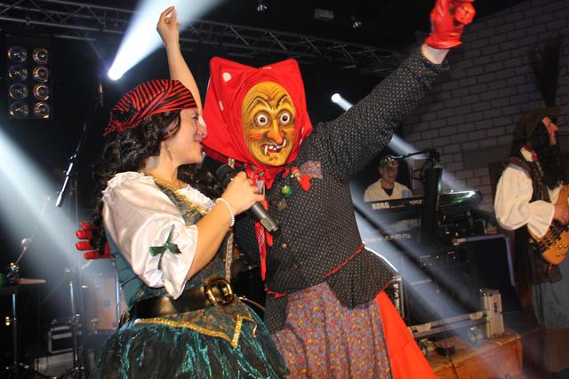 Piratin und Hexe in Stimmung | Foto: Rüdiger Stadel/Hexenzunft Offenburg